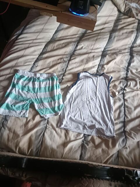 10€ deux ensembles short taille 8 ans 10 Accolay (89)