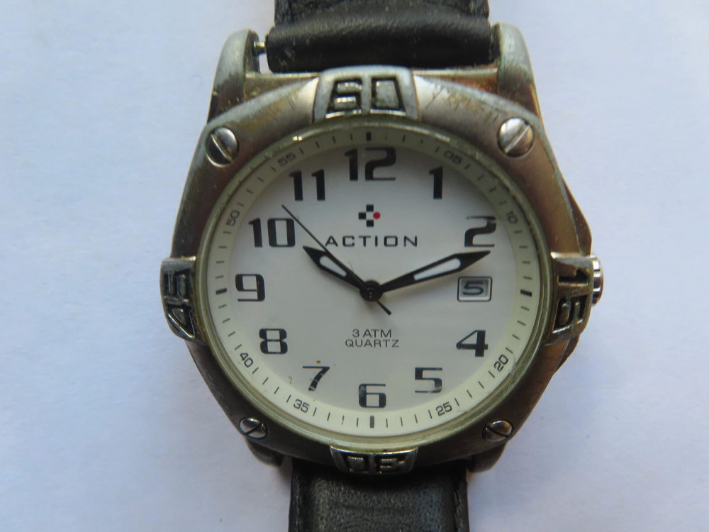 Lot de deux montres Action d'occasion livr&eacute;es sans pile avec Bijoux et montres