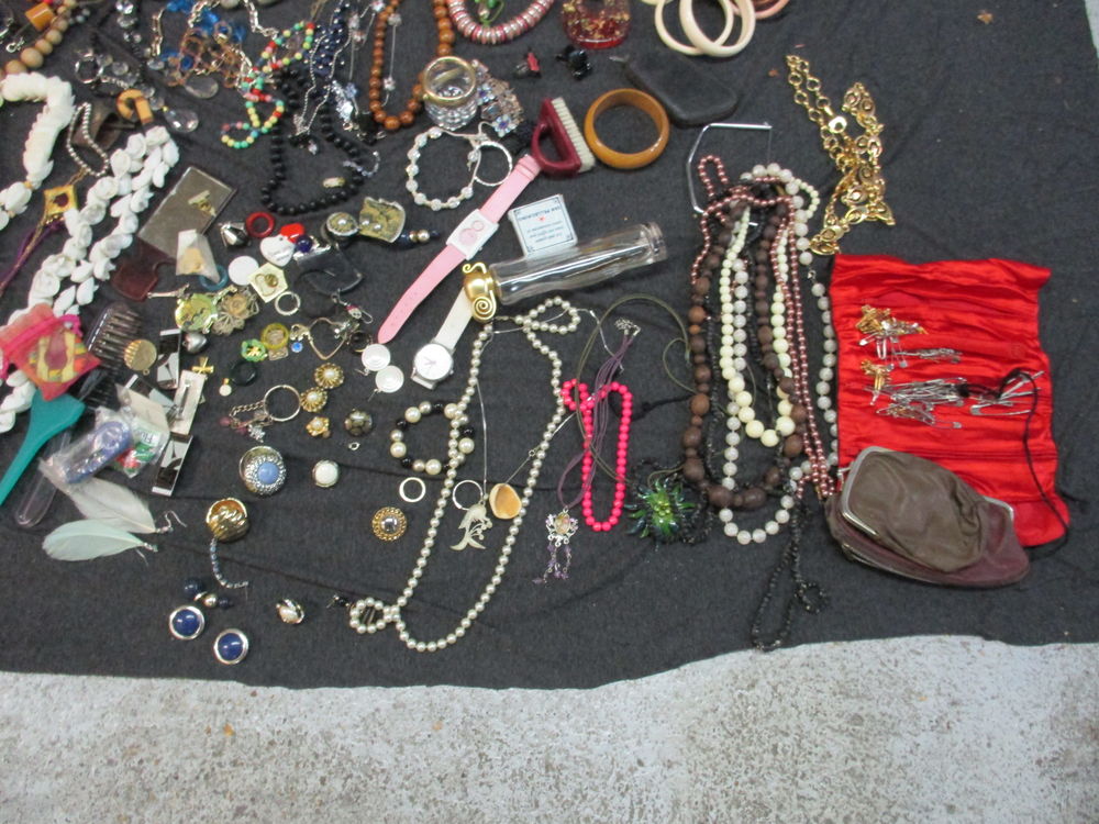 lot de bijoux fantaisie pas d or environ 200 articles Bijoux et montres