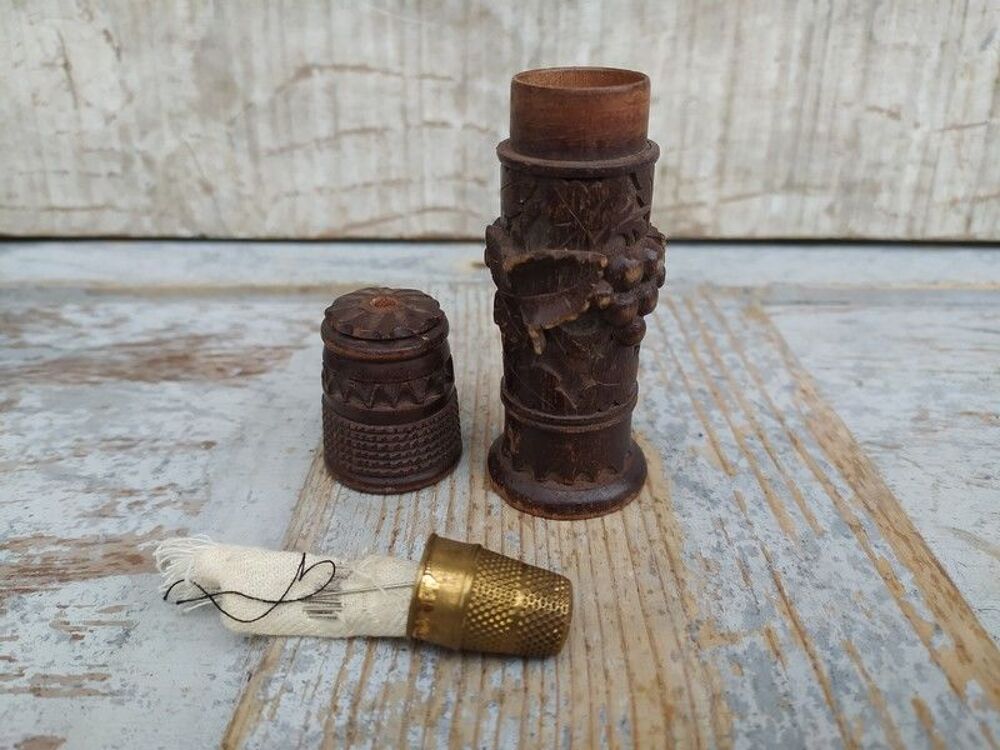 &Eacute;tui &agrave; Aiguilles Bois Sculpt&eacute; For&ecirc;t Noire Couture 