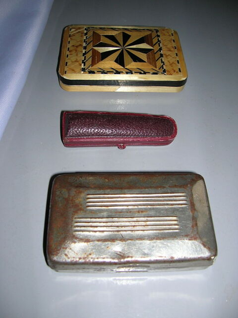 2 fume cigarettes et leurs �tuis+ boite  tabac m�tal ancien 30 Reims (51)