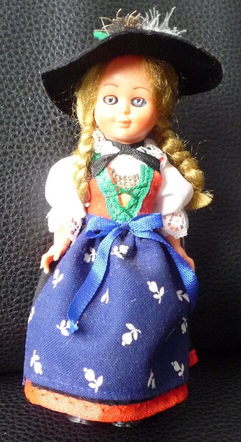 Lot de 2 poup�es de collection ; tyrolienne et suisse du can Dole (39)