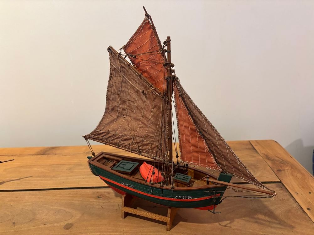 MAQUETTE BATEAU DE TRAVAIL AVEC SUPPORT 
