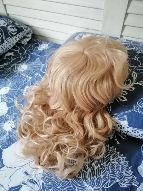 perruque femme tr�s jolie neuf,,,, taille moyenne. 0 Ponts-et-Marais (76)