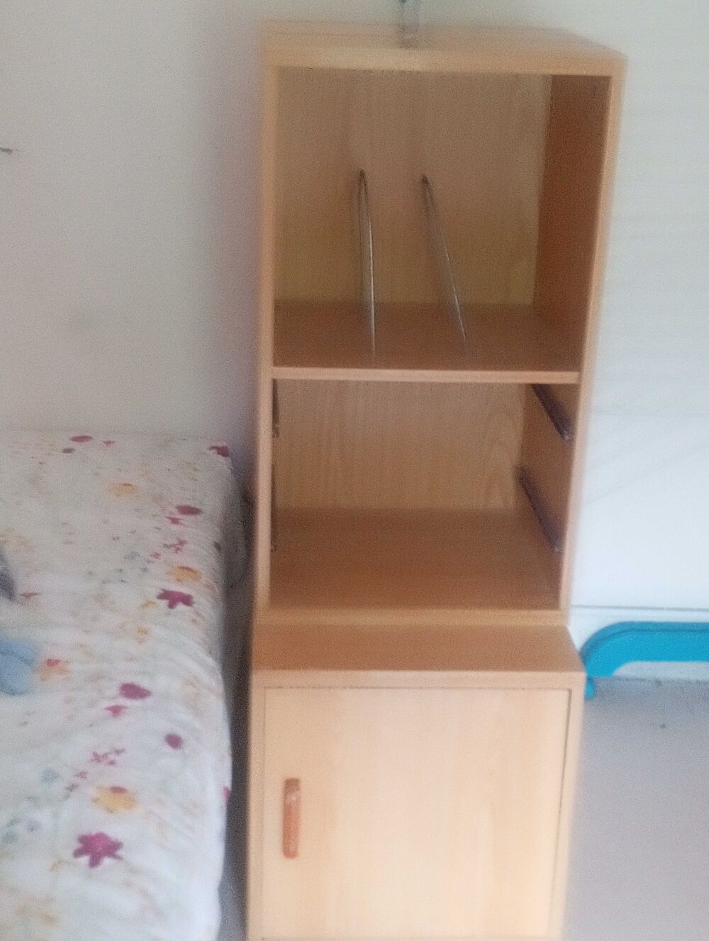 petit meuble en bois avec une petite porte Mobilier enfants