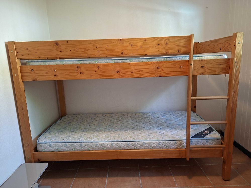 Lit superpos&eacute; en bois avec deux matelas Meubles