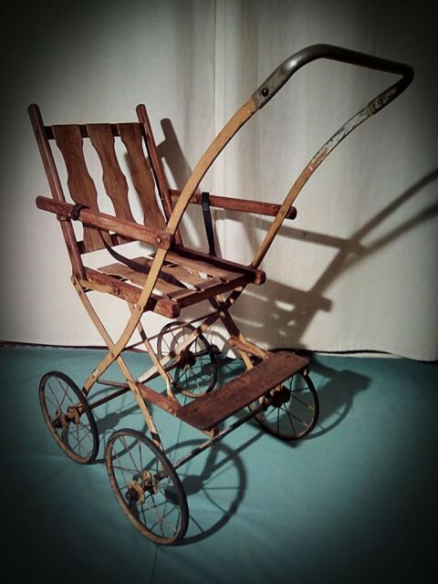 UNE POUSSETTE PLIANTE D'ENFANT ( ANCIENNE )
49 Gannat (03)