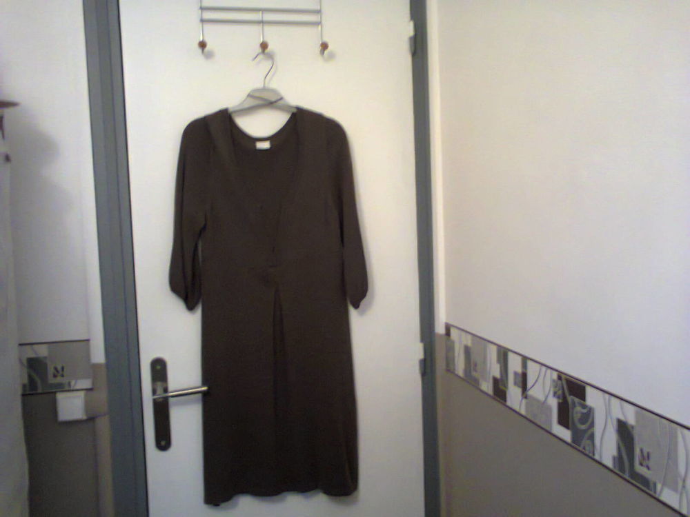 ROBE EN LAINE COULEUR CHOCOLAT. Vêtements
