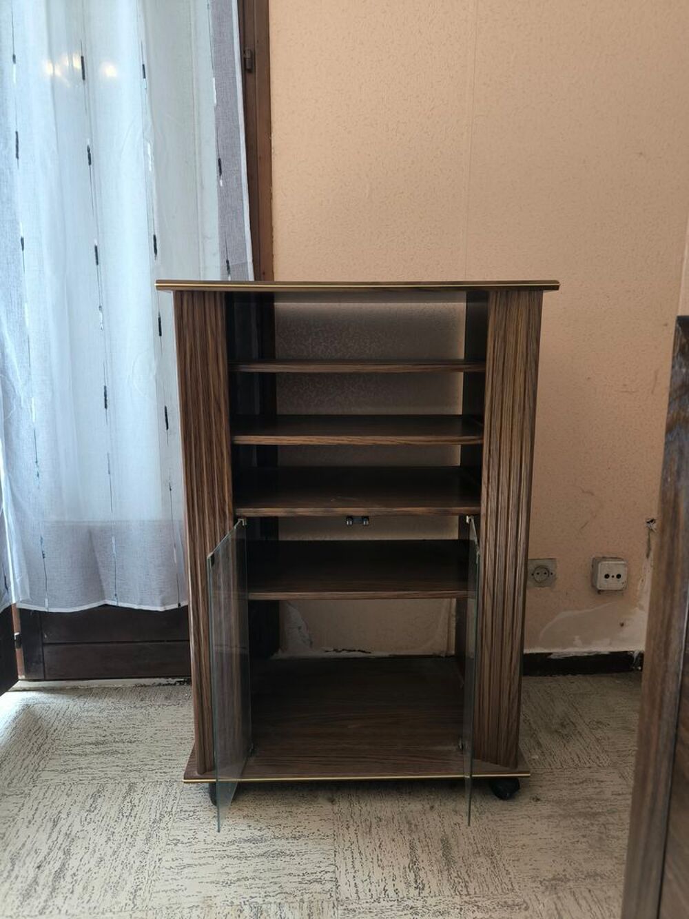 Meuble TV en bois sur roulettes avec portes en verre Meubles