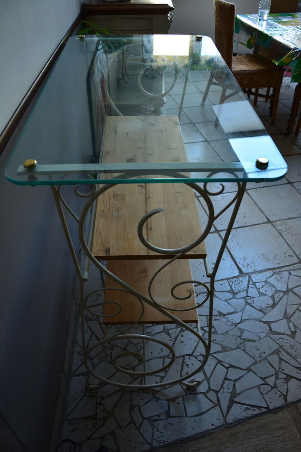 &eacute;tag&egrave;re en acier blanc ,styl&eacute;e avec plateau en verre Meubles
