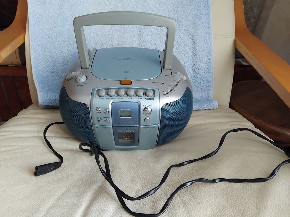 RADIO CASSETTE+CD+RADIO ETAT NEUF. Instruments de musique