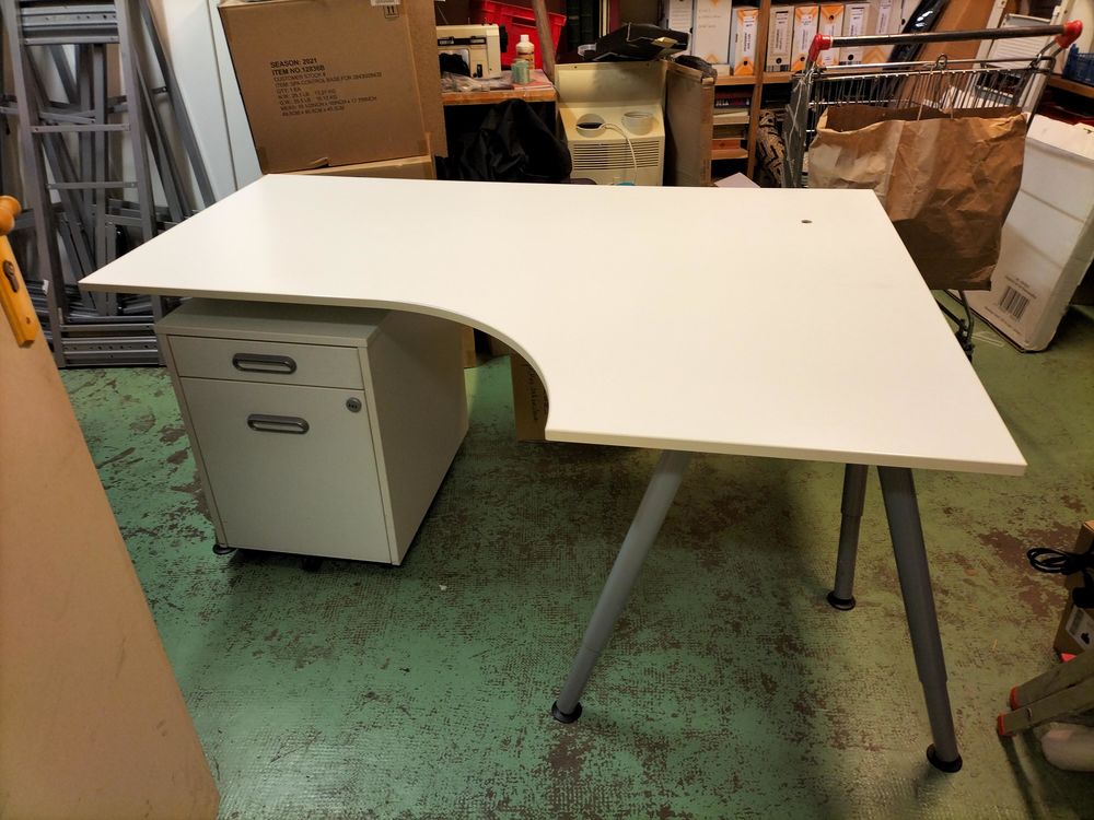 vendu pour la croix rouge de blois
bureaux chaises caisson Meubles