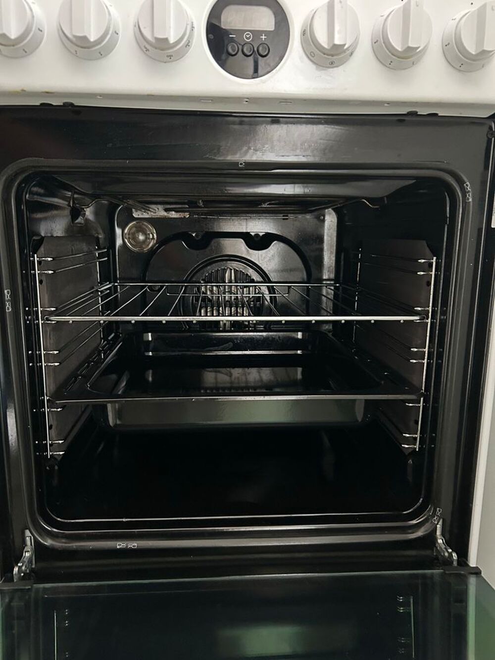 Cuisini&egrave;re Indesit avec four int&eacute;gr&eacute; Electroménager