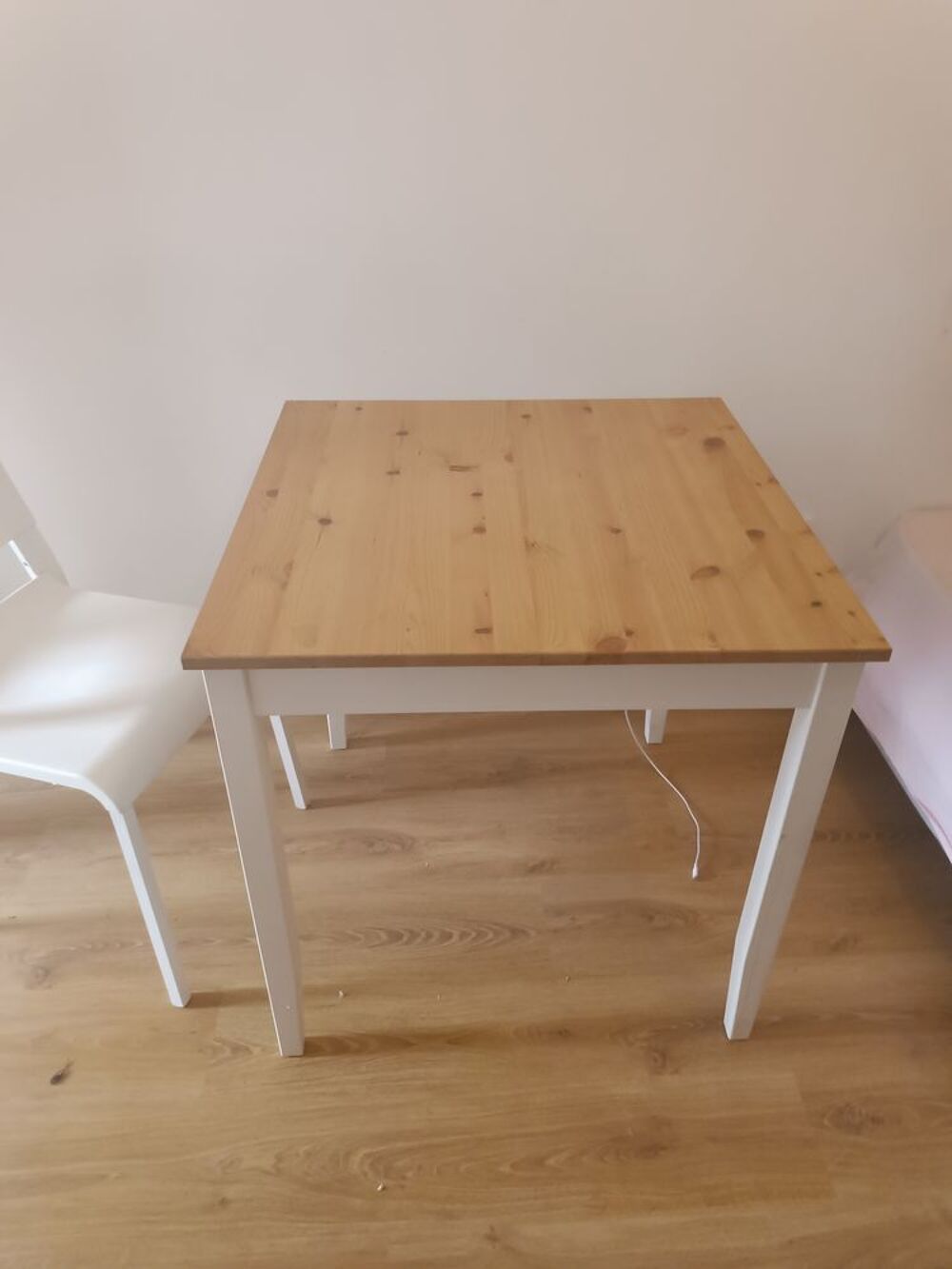 Table en bois et une chaise Meubles