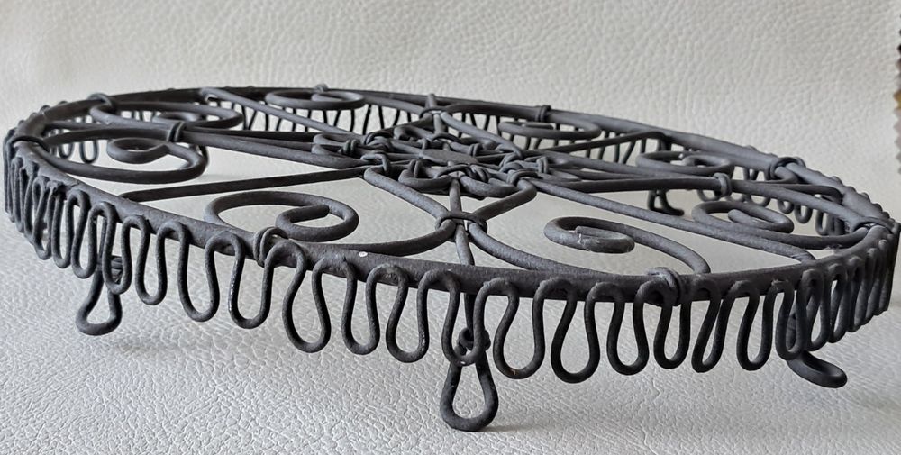 dessous de plat ou de pot de fleur en dentelle de fer patin&eacute; Décoration