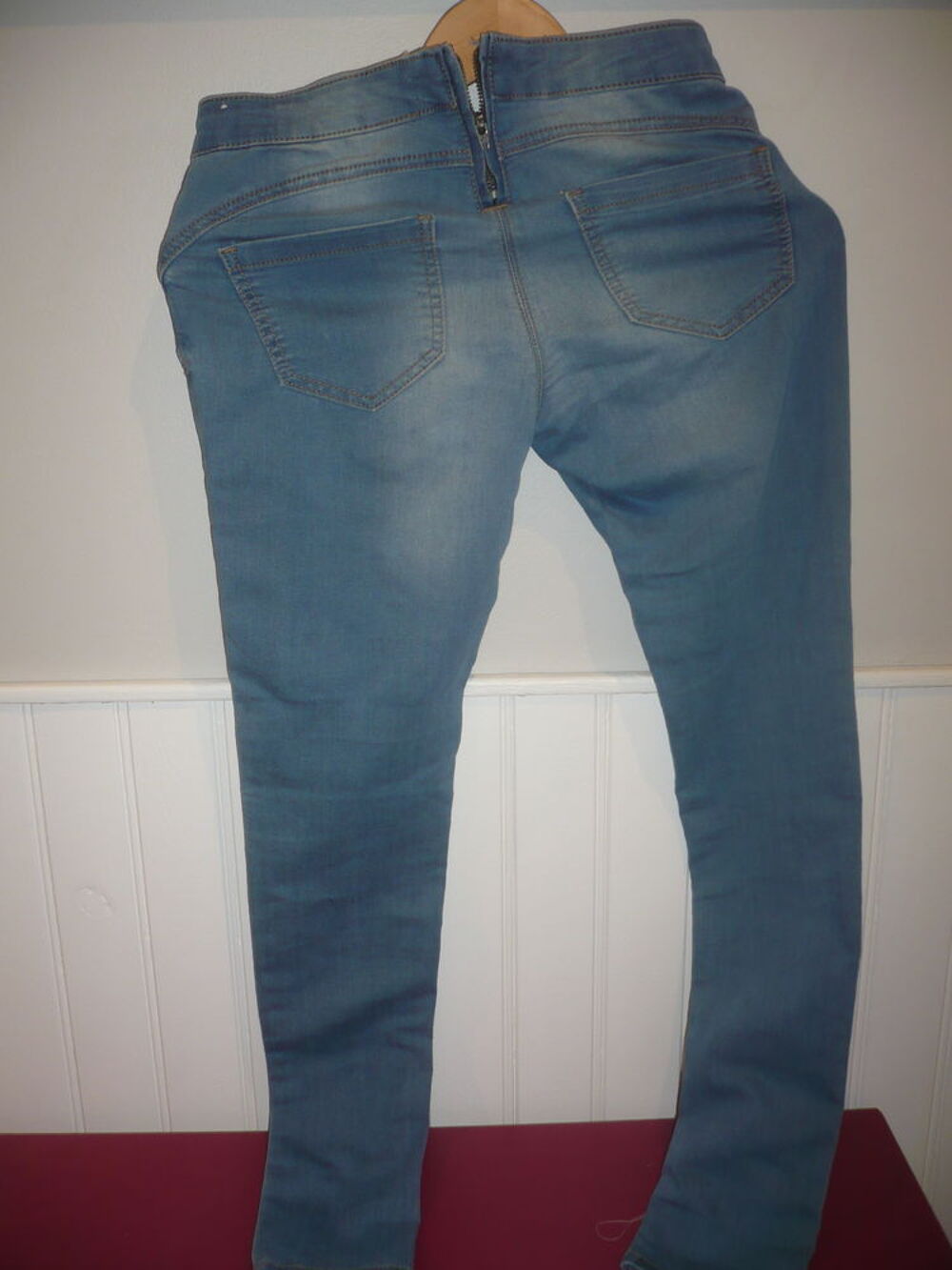 PANTALON JEAN TAILLE 34 Vtements