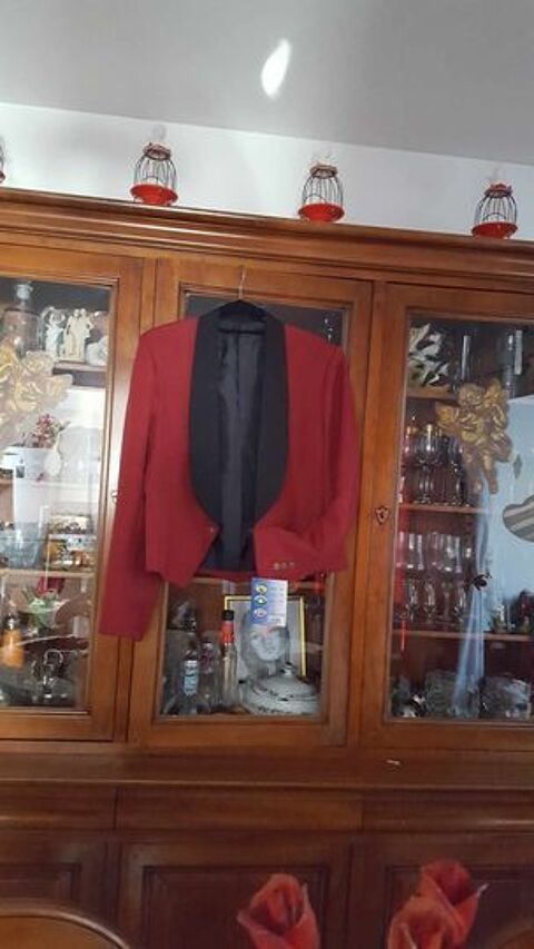 Deux vestes Spencer neuves rouge col noir T46 et T50 N1251 20 Beaune (21)