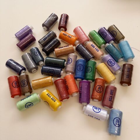 39 bobines de 450m de fil � coudre polyester, toutes diff�re 35 Saumur (49)