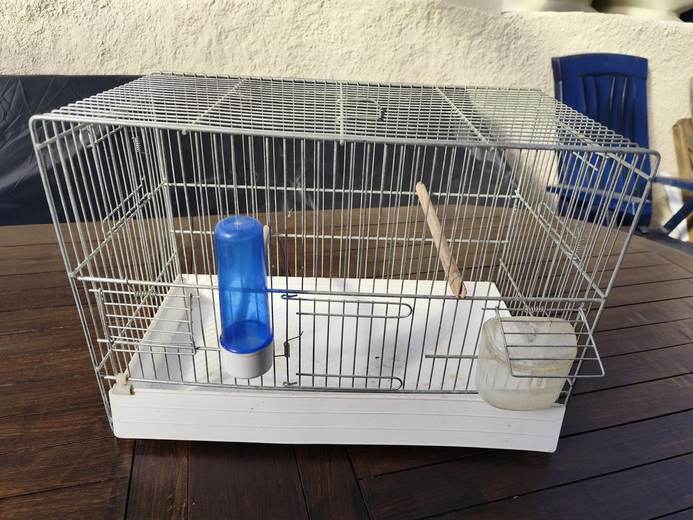   une cage moyenne  