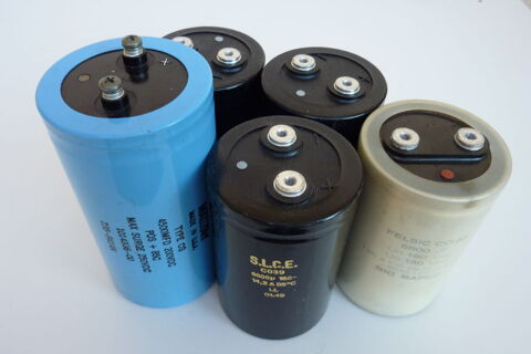 Condensateurs chimiques grosse capacit�, haute tension. 1 Cusy (74)