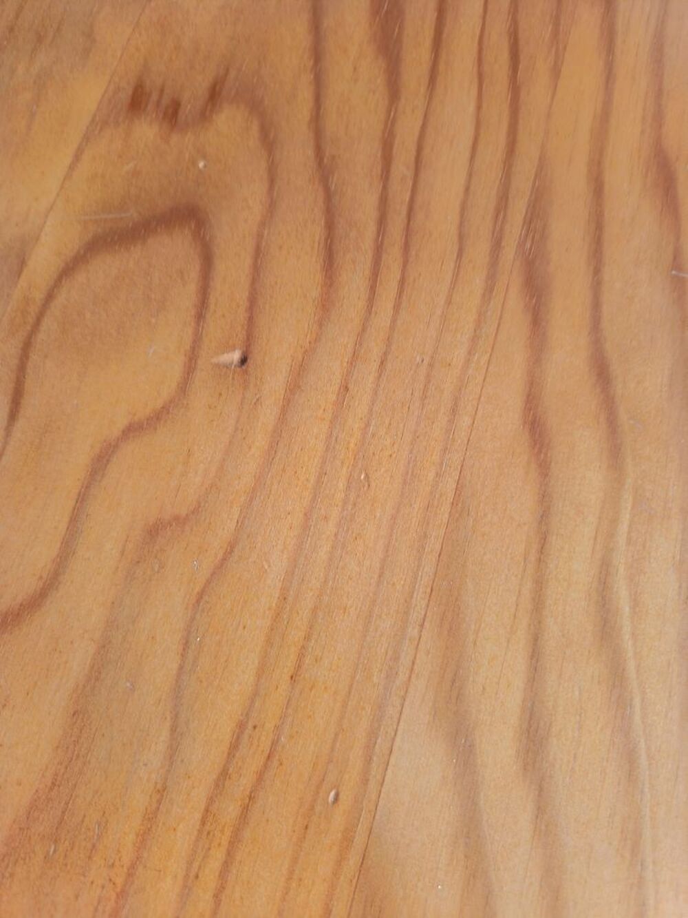Tr&egrave;s belle table en pin massif. T Meubles
