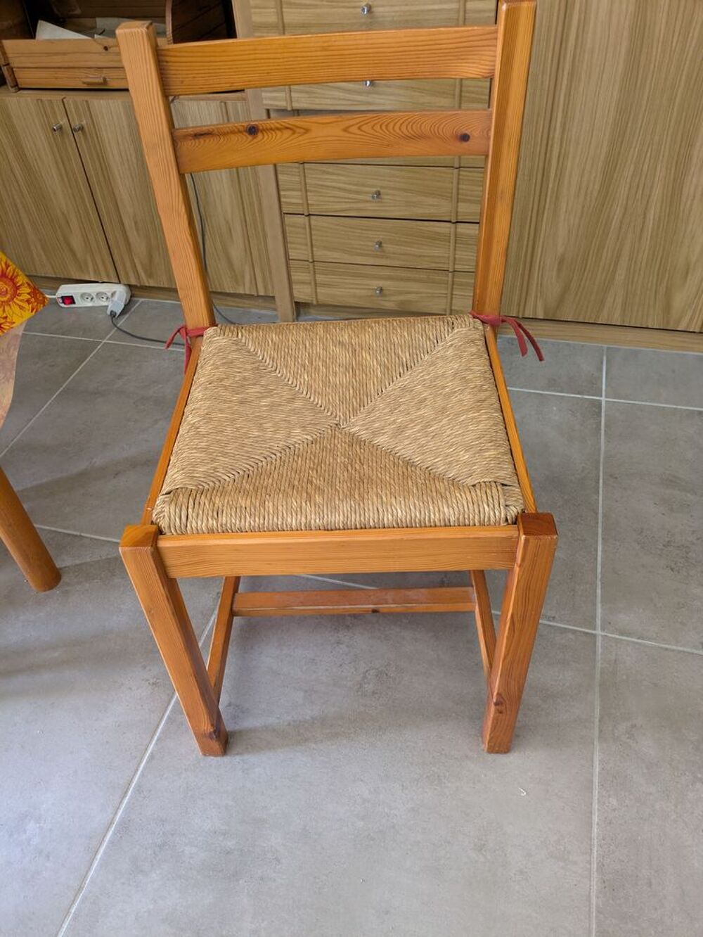 TABLE DE CUISINE EN BOIS AVEC QUATRE CHAISES EMPAILLEES Meubles