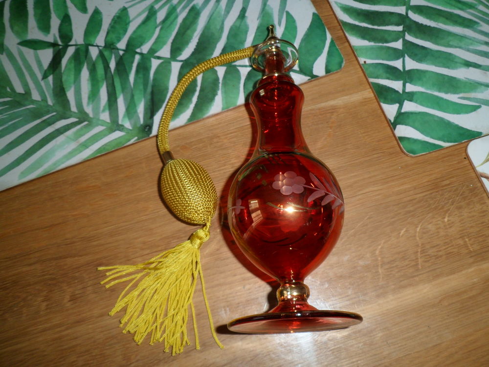 flacon &agrave; parfum
verre souffl&eacute; cisel&eacute; et d&eacute;cor&eacute; &agrave; l'or 12 car Décoration