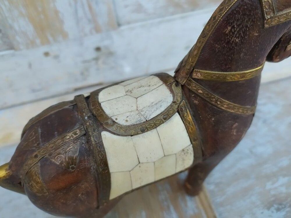 Petit Cheval Oriental Bois Sculpt&eacute; Ornements Laiton et Os 
Décoration