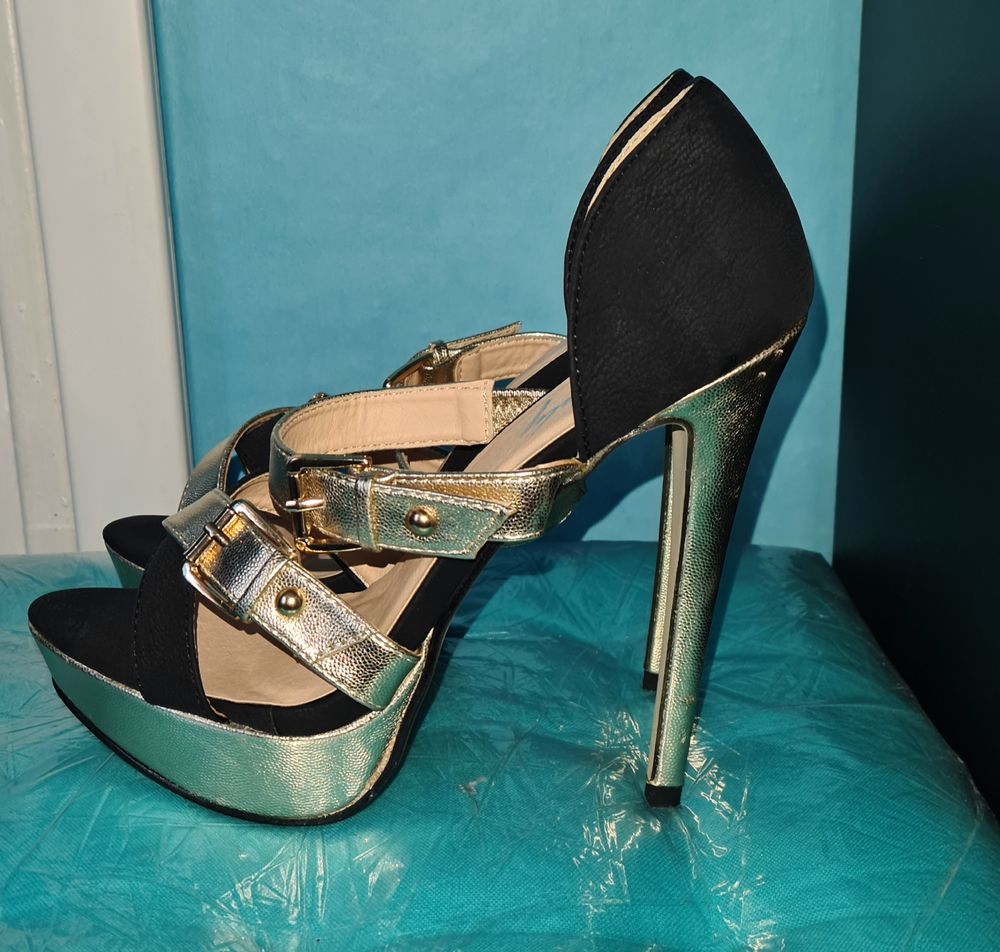 Chaussures &agrave; hauts talons 15 cm. Noir et or. Chaussures