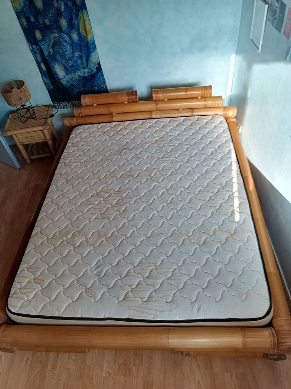 Cadre + sommier + table de chevet + matelas + lampe Meubles