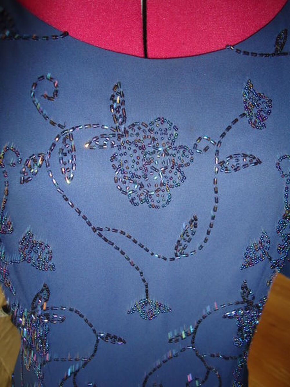 Robe de couleur bleu outremer, perl&eacute;e. Vtements