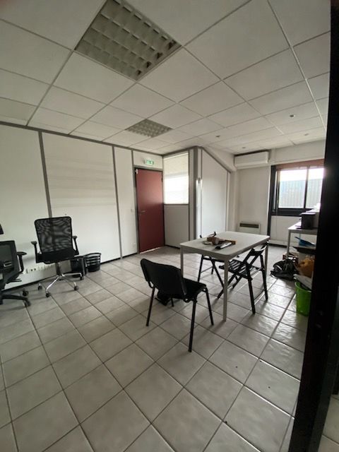 BRON : 70 M2 EN PARFAIT ÉTAT + 4 EMPLACEMENTS DE PARKING PRIVÉS 800 69500 Bron