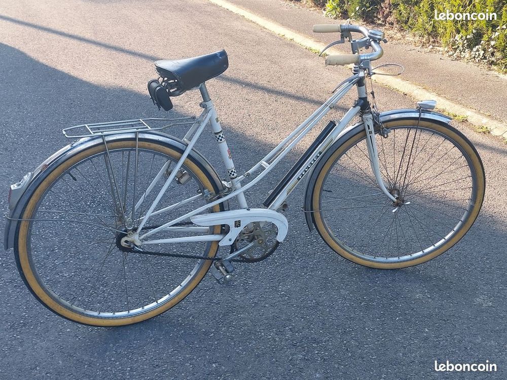 V&eacute;ritable v&eacute;lo de ville "vintage " PEUGEOT ann&eacute;es 1980 Vélos