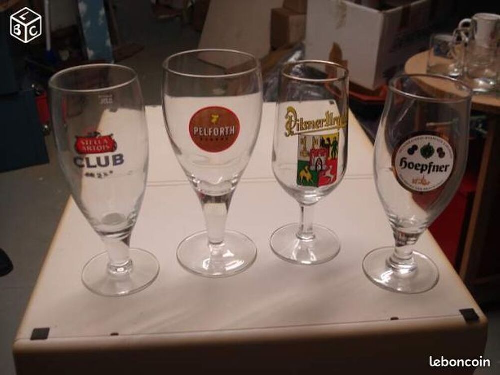 4 verres &agrave; bi&egrave;re diff&eacute;rents collectionneur ou autre vintage Livres et BD