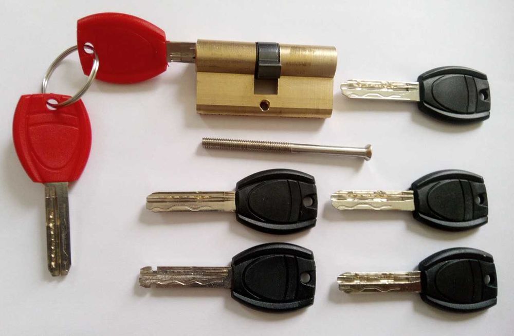 Cylindre serrure s&eacute;curit&eacute; 90 mm et 60 mm avec cl&eacute; neuf.
Jamais utilis&eacute;. 
10 € piece. 
Sur Amiens Rivery.
C'est disponible Bricolage