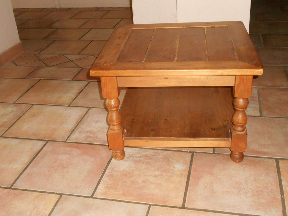 Table basse carr&eacute;e en pin massif de chez Fly Meubles