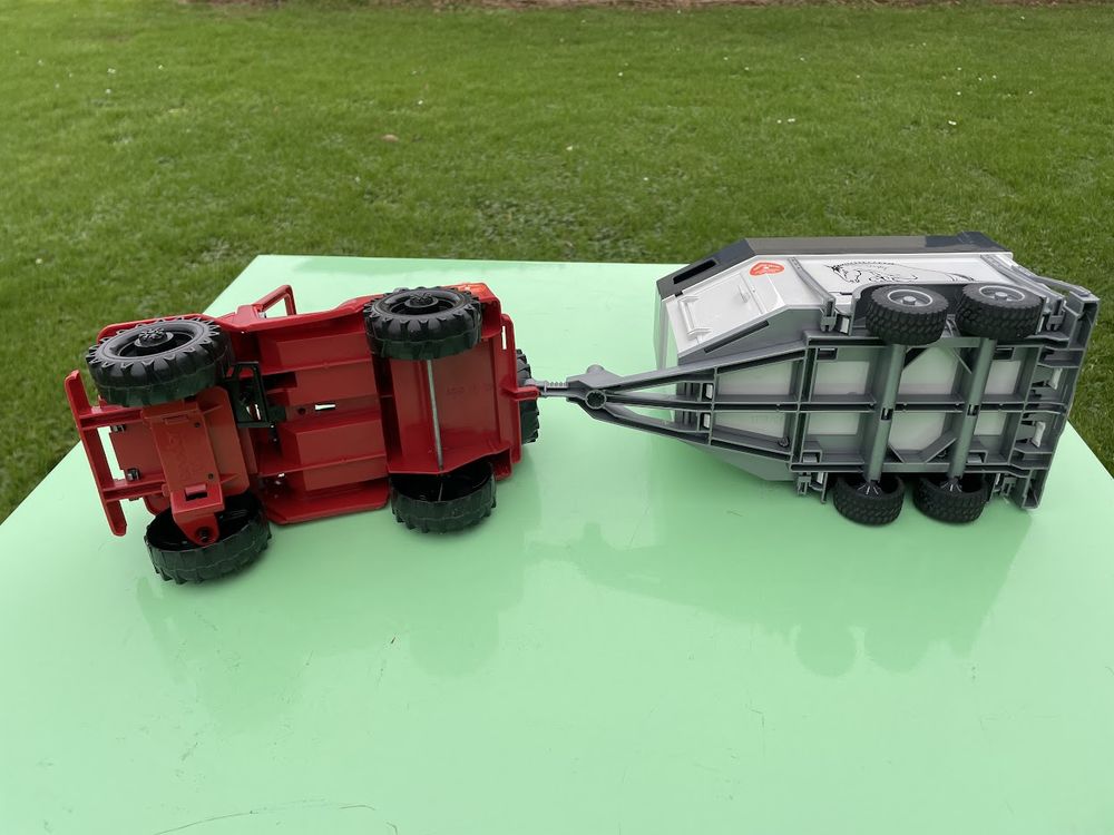 Jeep avec une remorque &agrave; chevaux (Van) Bruder Jeux / jouets