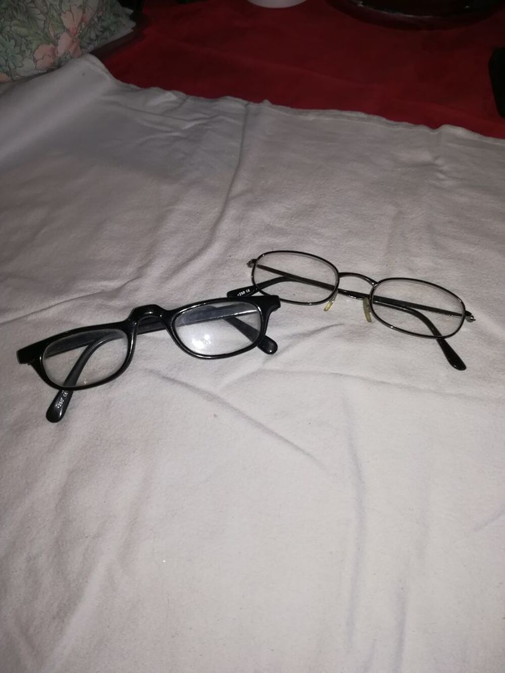 2 paires de lunettes loupe Bijoux et montres
