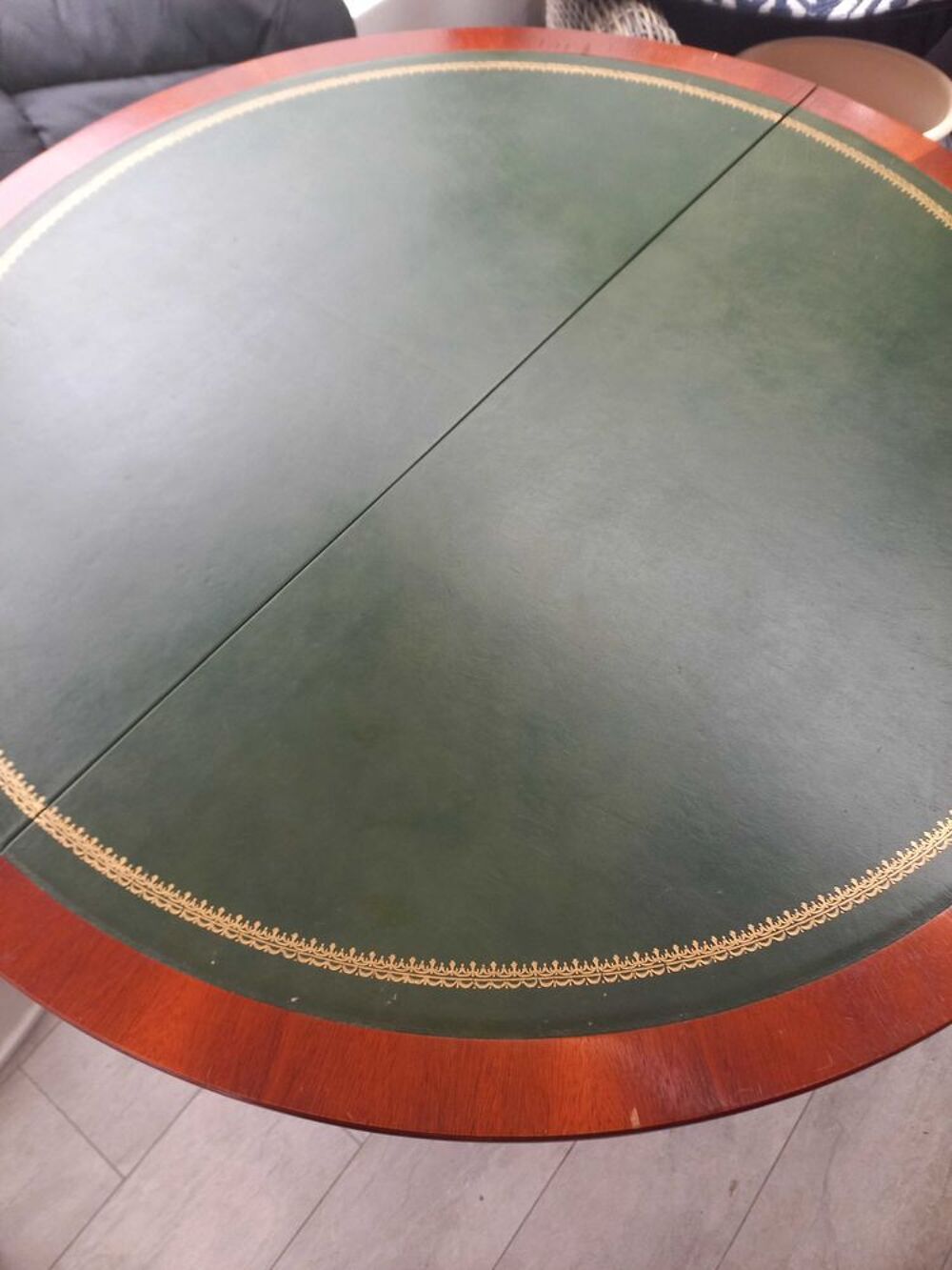 &agrave; vendre table ancienne avec dessus cuir vert Meubles