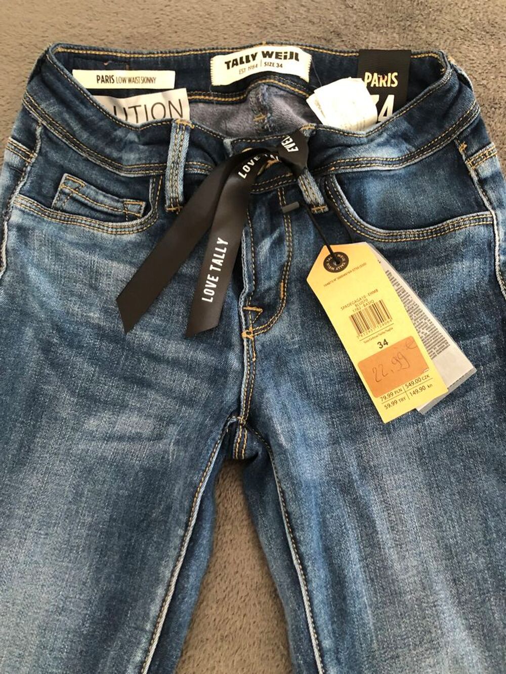 Jean neuf Vêtements