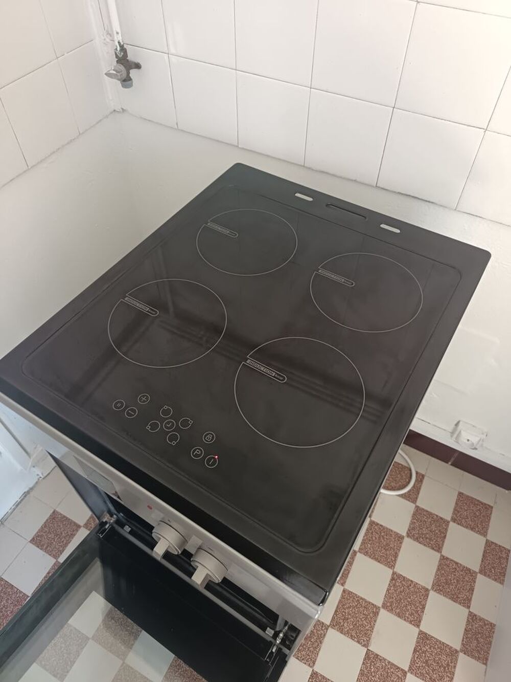 R&eacute;frig&eacute;rateur Hisense gris avec distributeur Electroménager