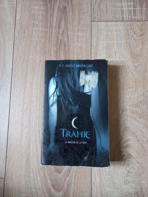 Livre Trahie  la maison de la nuit  tome 2 4 Villiers (86)