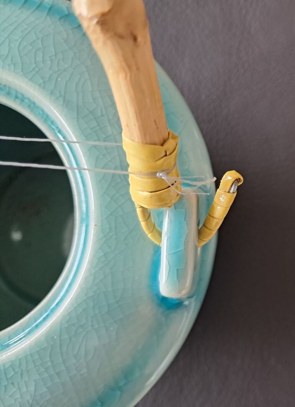 th&eacute;i&egrave;re en c&eacute;ramique &eacute;maill&eacute;e bleu avec anse en bambou Cuisine