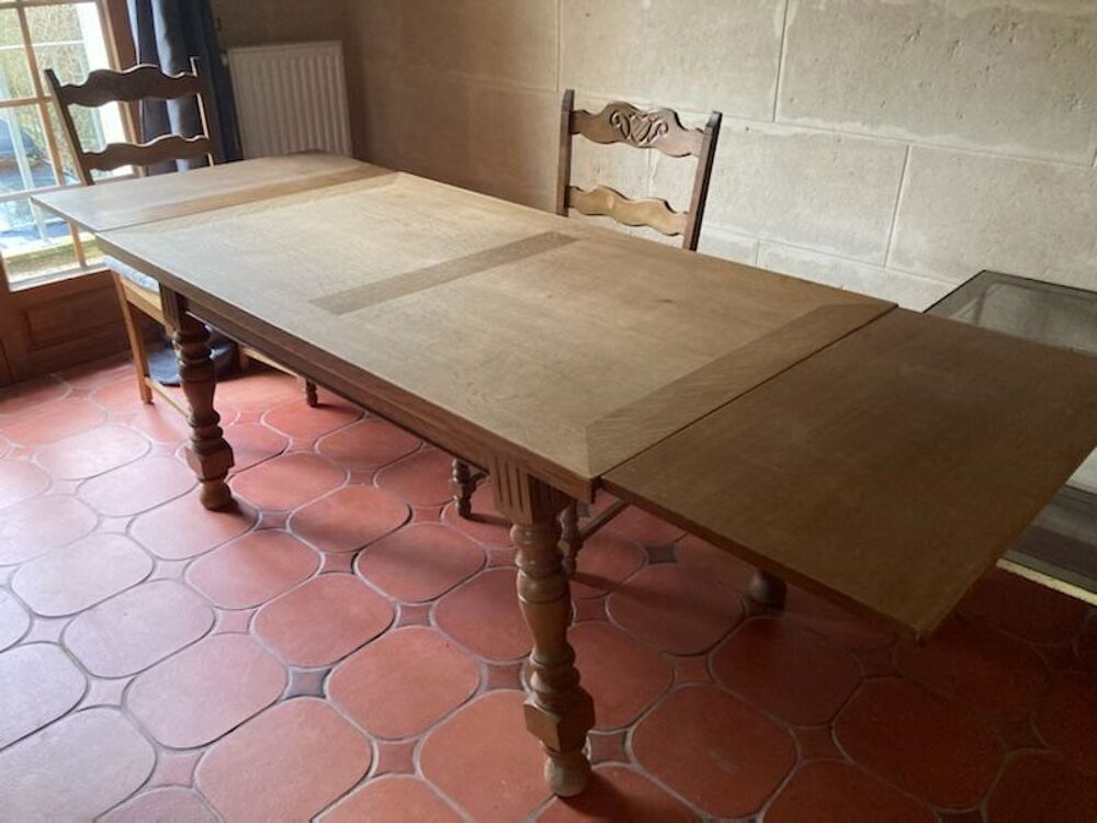 Tr&egrave;s belle table en bois massif vintage 
A venir chercher p Meubles