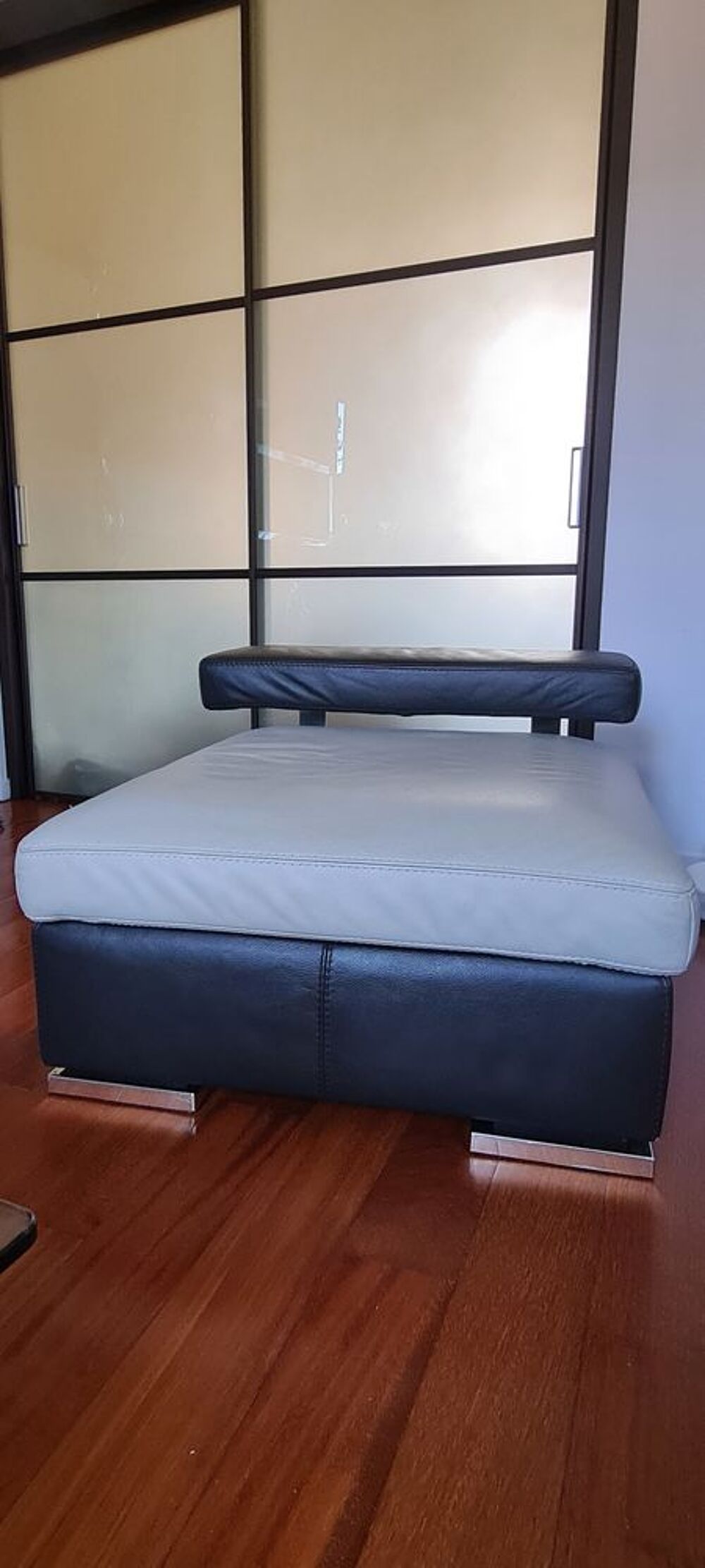 Canap&eacute; et Pouf en cuir Meubles