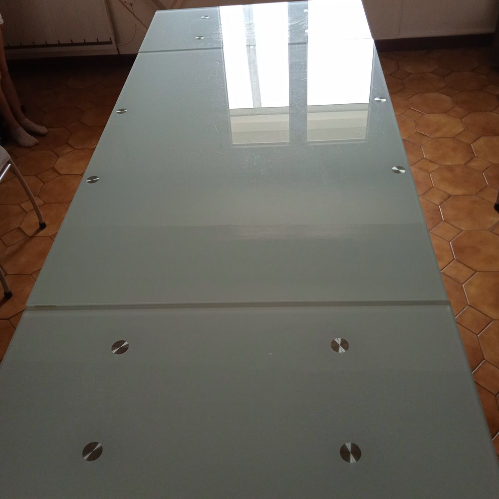 Table en verre poli, moderne et ses chaises Meubles