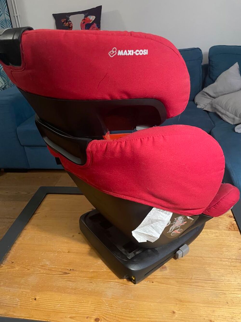 si&egrave;ge auto enfant de la marque Maxi-Cosi, avec fixation Isof Puériculture