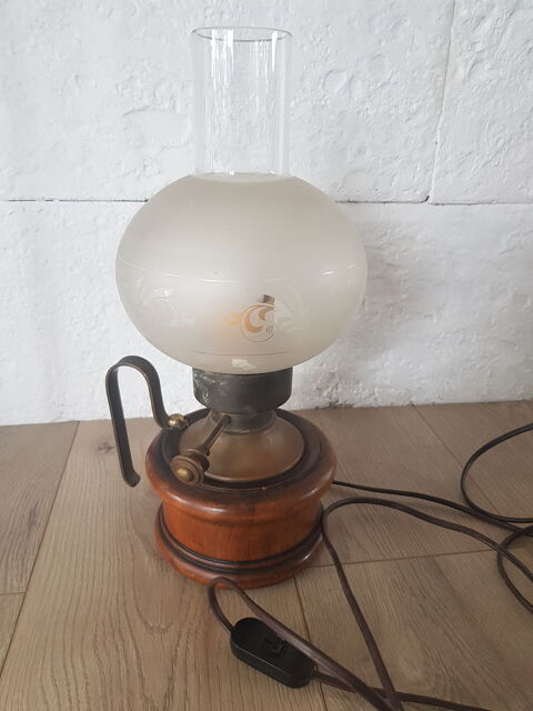 Lampe façon lampe a pétrole 0 Saubrigues (40)