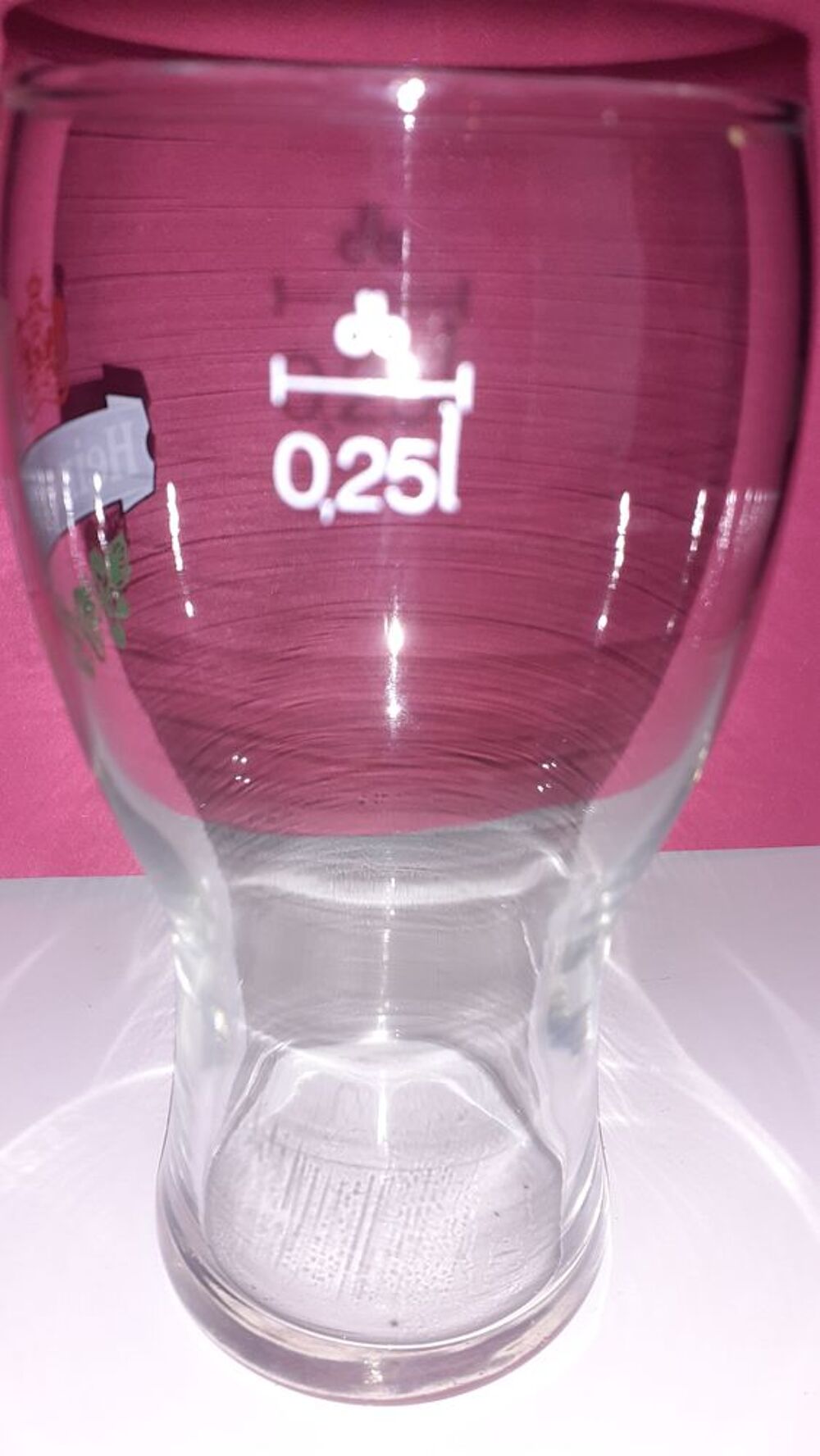 Un verre &agrave; bi&egrave;re Heineken Décoration