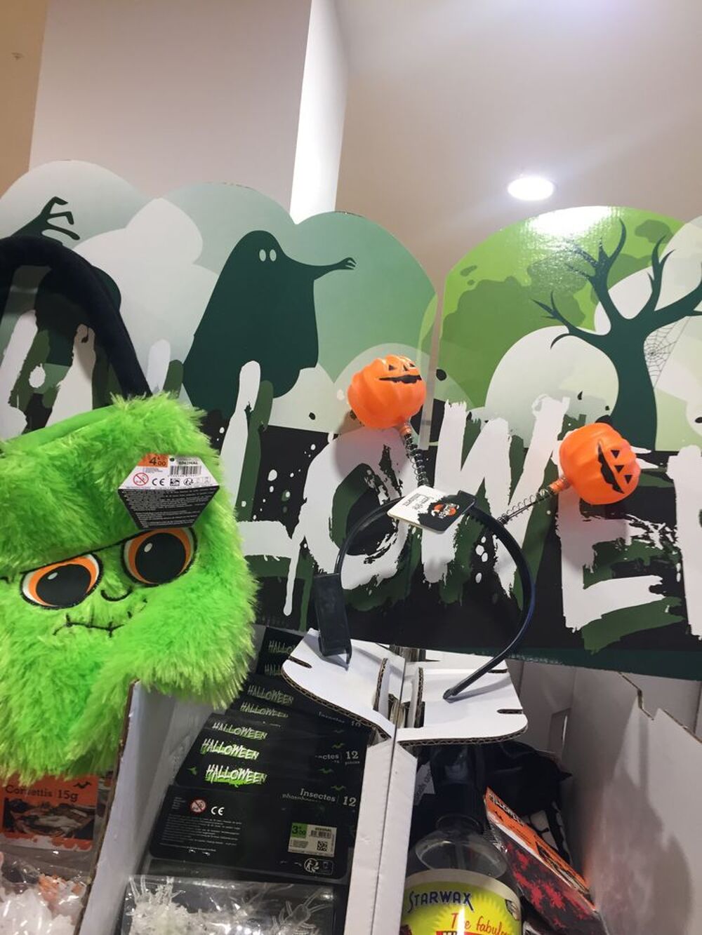hallowen 1€ 
Le metre de tissus 
D&eacute;guisement 
Décoration